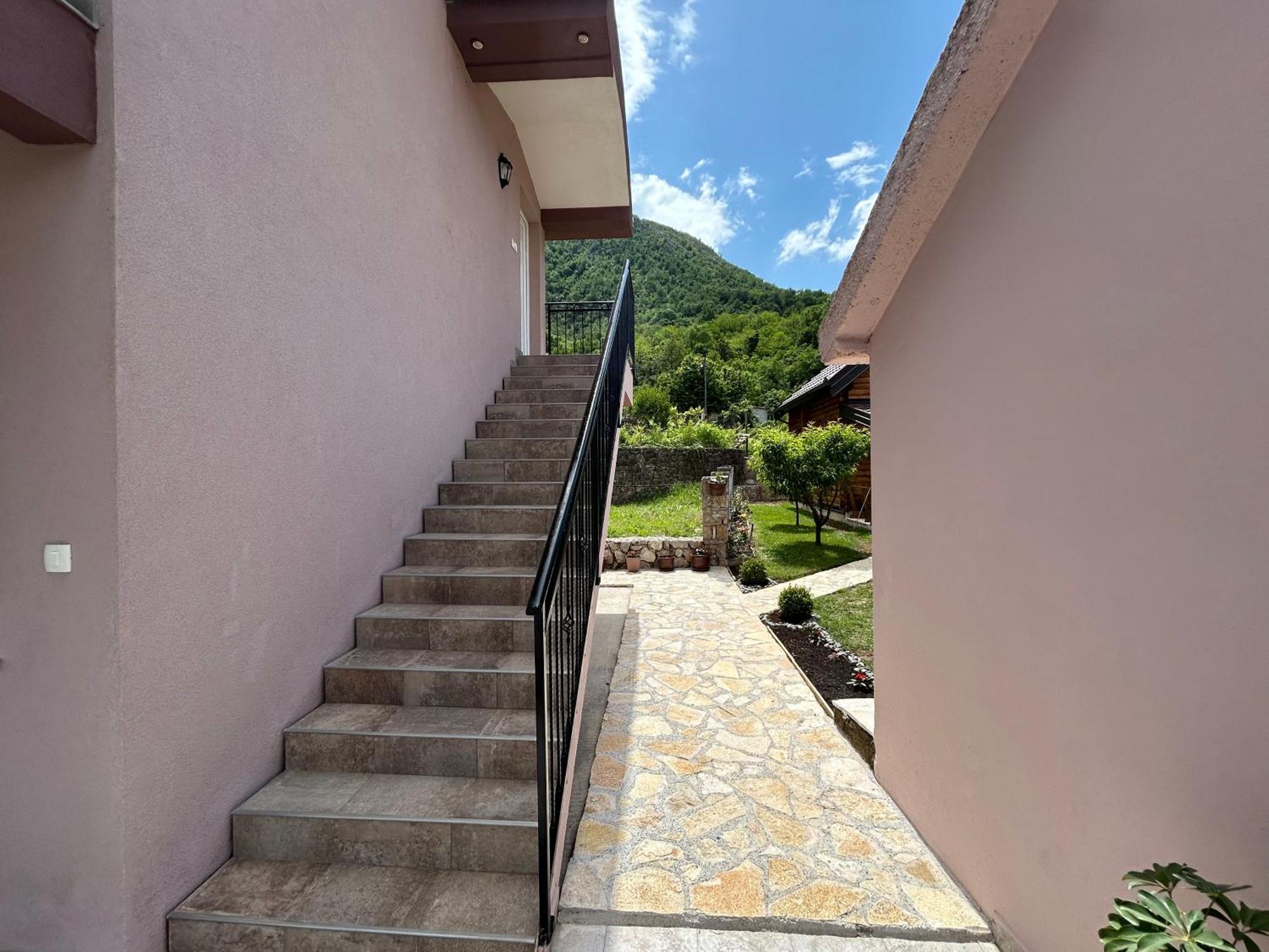 Field Apartment Virpazar